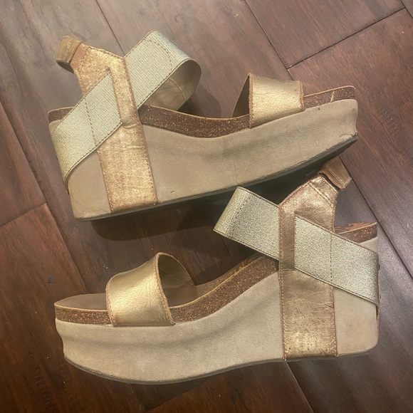 OTBT-Wedge Sandal-Gold-Size 7.5 or 8(Size not on sandals) - Picture 3 of 7